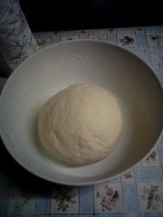 A dagasztás utn tálba tesszük és fóliával letakarjuk.