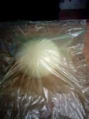 Ezután átgyúrjuk, és fóliával letakarva 15 percig pihentetjük, hogy a sikérváz helyreálljon.