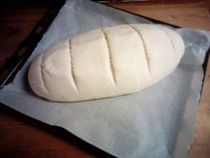 Ezután sütőpapírral bélelt tepsire borítjuk és éles késsel, vagy pengével  a fenti képen látható módon bevagdossuk.